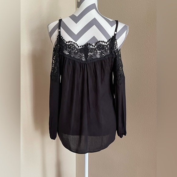 Daytrip Black Crochet Trim Cold Shoulder Shirt - Size: XS - Picture 4 of 9